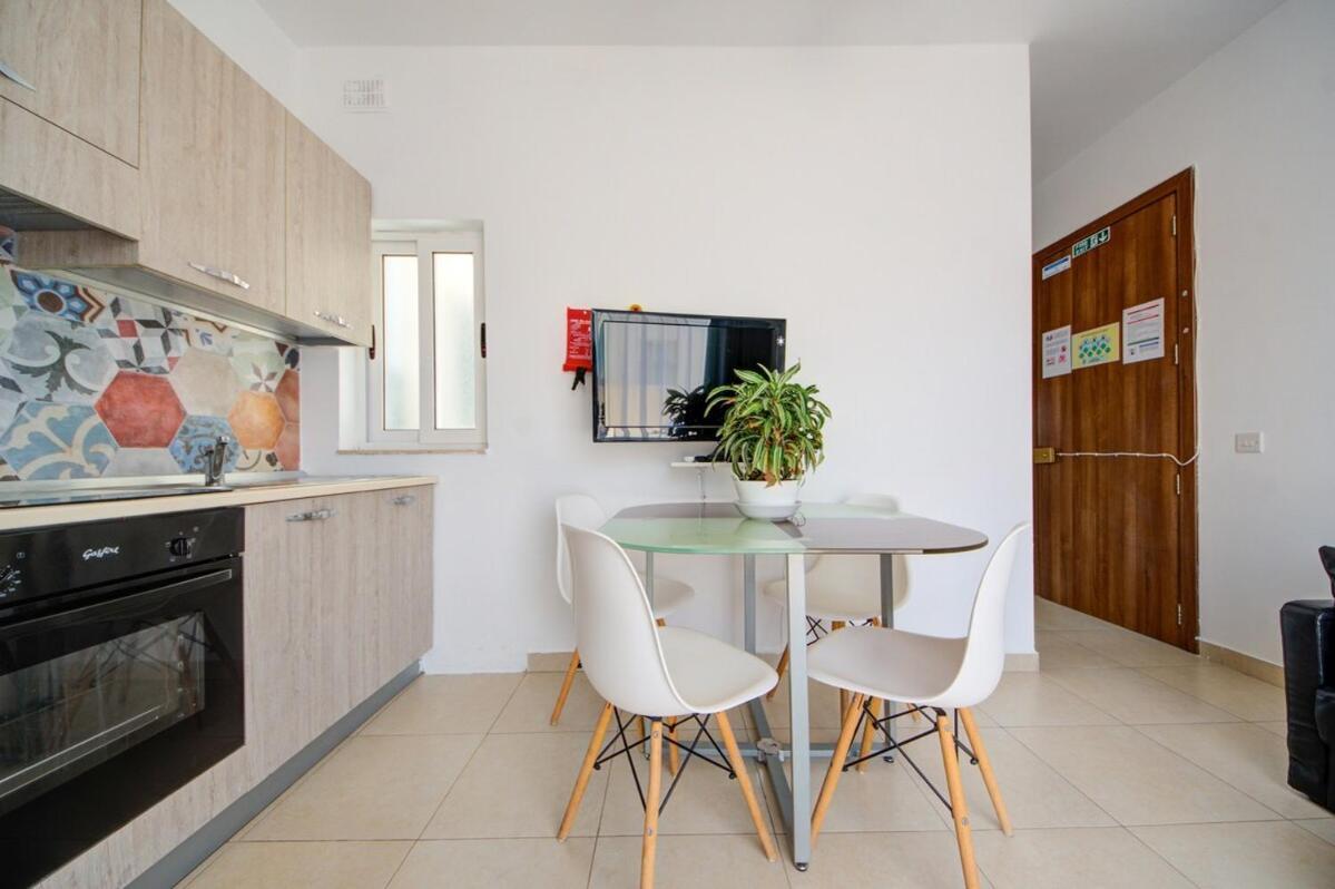Azure Haven - Gzira Apartments And Penthouse By Shortletsmalta 객실 사진