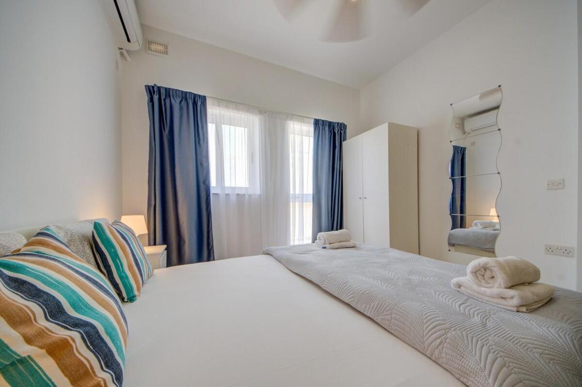 Azure Haven - Gzira Apartments And Penthouse By Shortletsmalta 객실 사진