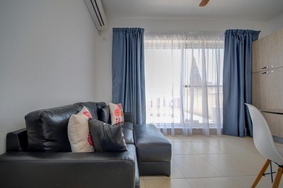 Azure Haven - Gzira Apartments And Penthouse By Shortletsmalta 객실 사진