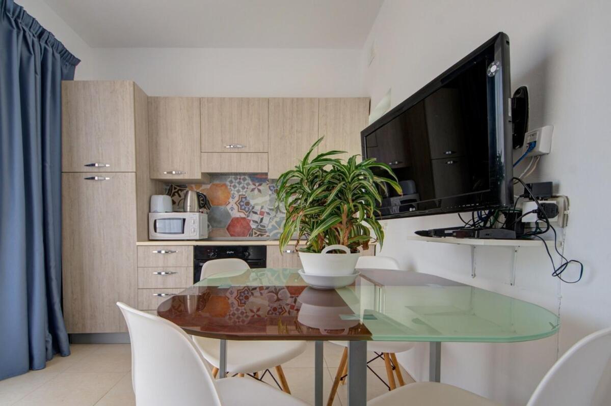 Azure Haven - Gzira Apartments And Penthouse By Shortletsmalta 객실 사진