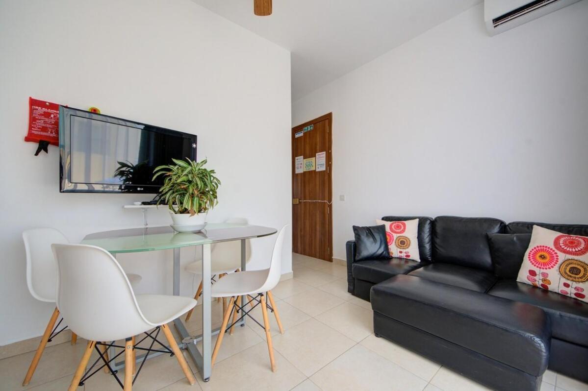 Azure Haven - Gzira Apartments And Penthouse By Shortletsmalta 객실 사진